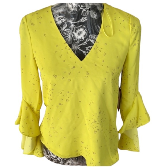 Vince Camuto Tops - Vince Camuto size XXS yellow print v-neck silky blouse 3/4 bell sleeve